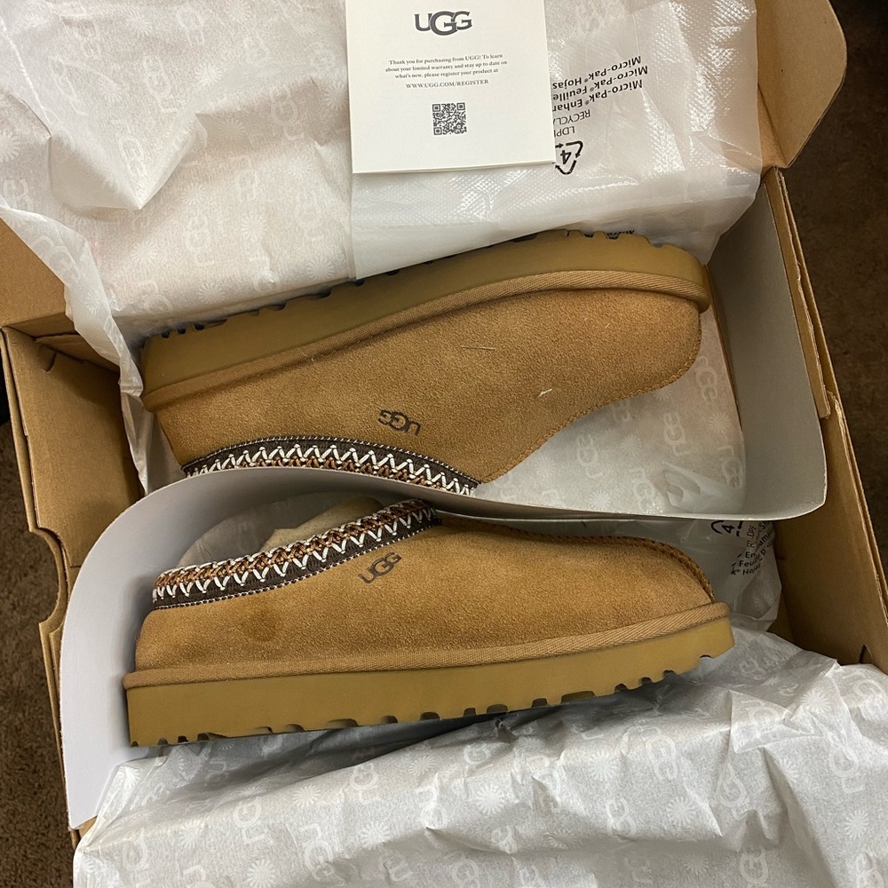 Woman’s size 7 Tasman slippers in chestnut
